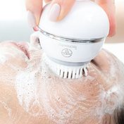 Limpieza facial profunda con cepillo y espuma